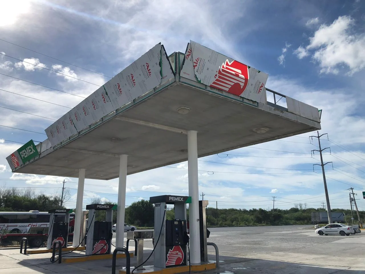 Canopy durante la instalación de elementos de imagen PEMEX
