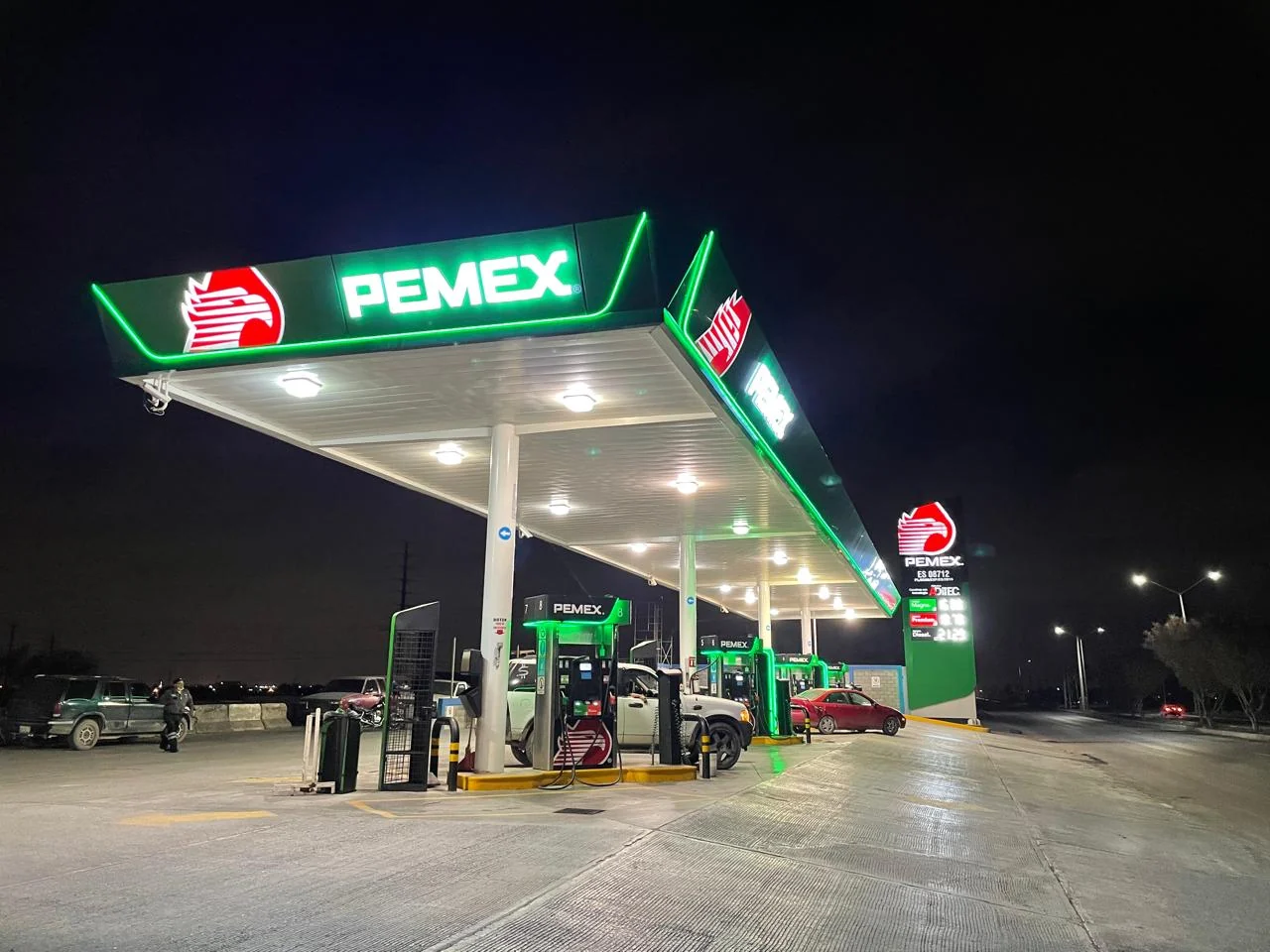 Canopy PEMEX terminado e iluminado, fotografía identificada como después