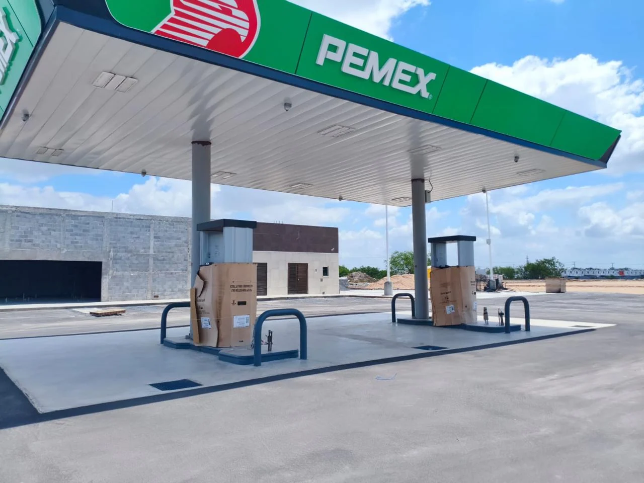 Canopy PEMEX y dispensarios en una estación nueva