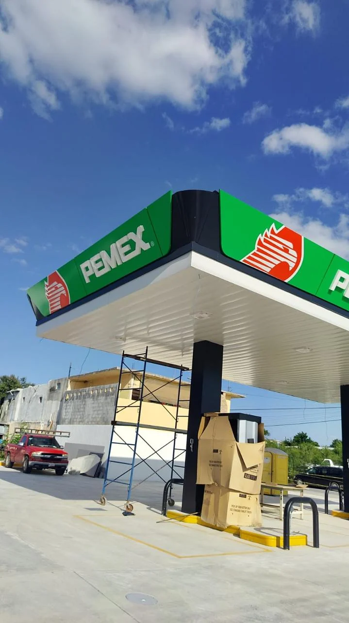 Vista vertical del canopy PEMEX y área de servicio