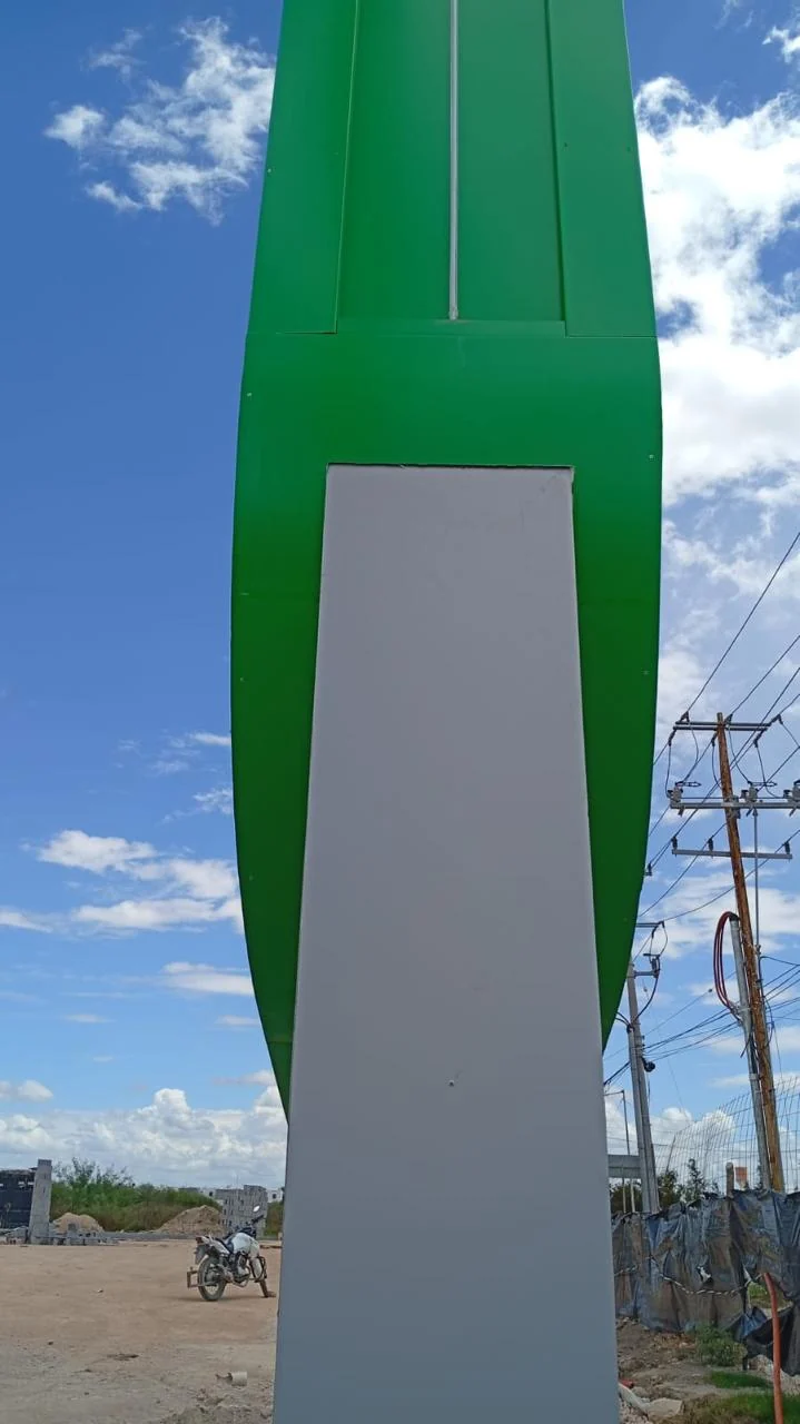 Detalle de recubrimiento en la base de un tótem