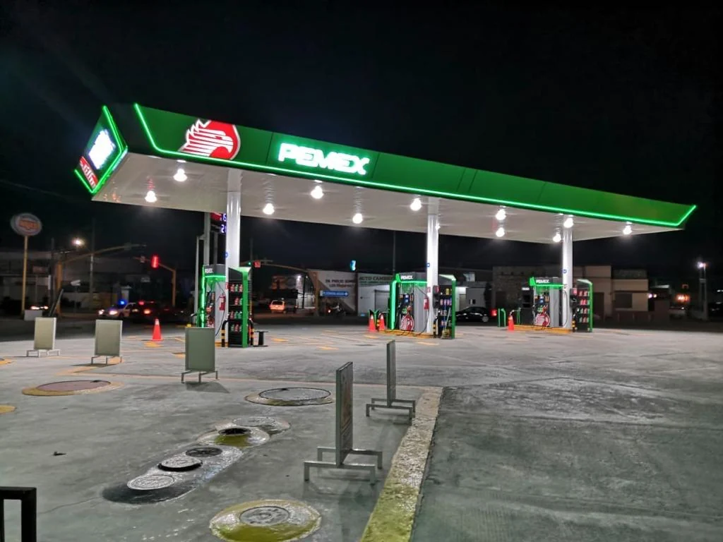 Canopy PEMEX iluminado de noche, vista general