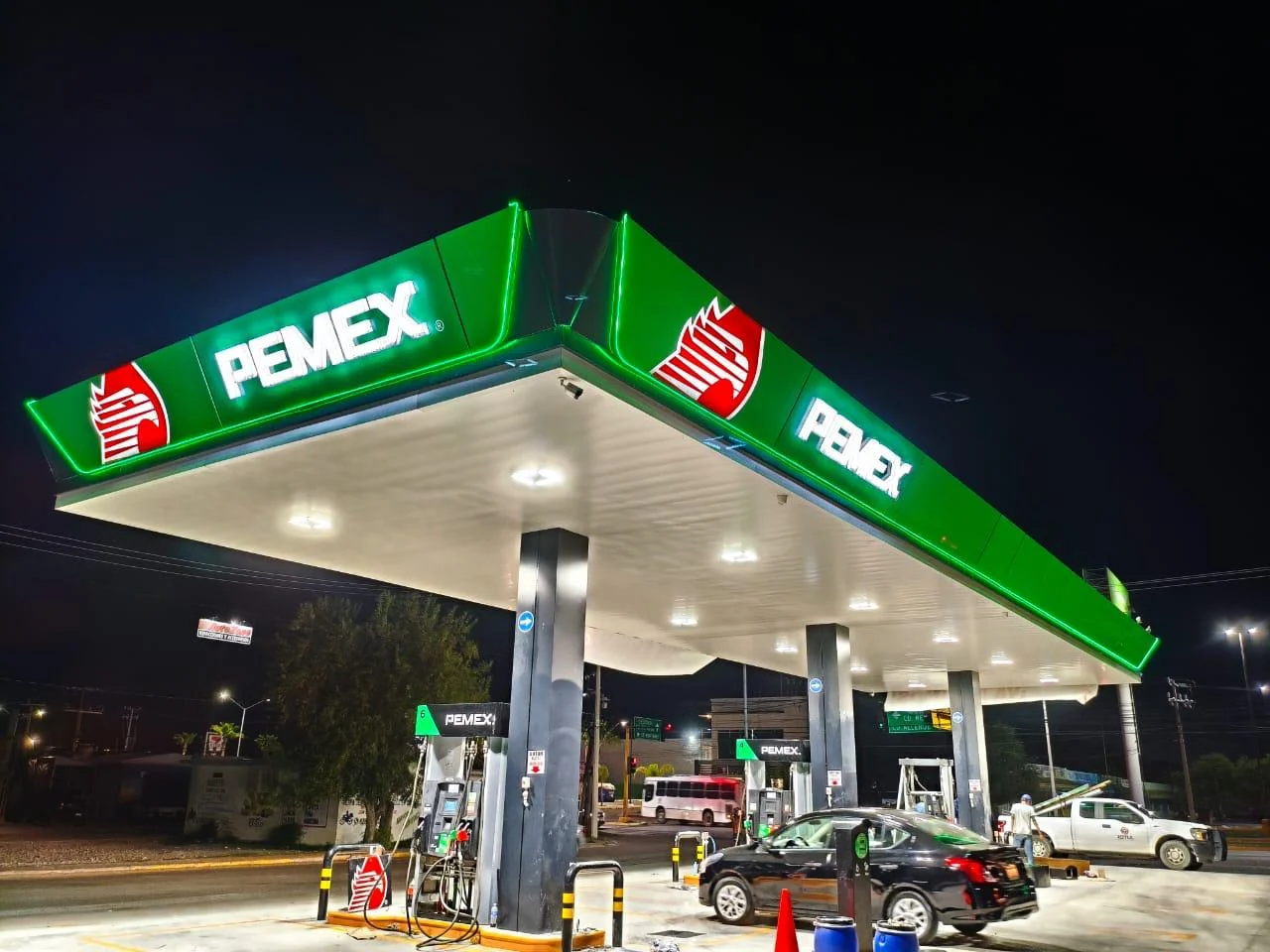Detalle nocturno de canopy, letras y dispensarios PEMEX