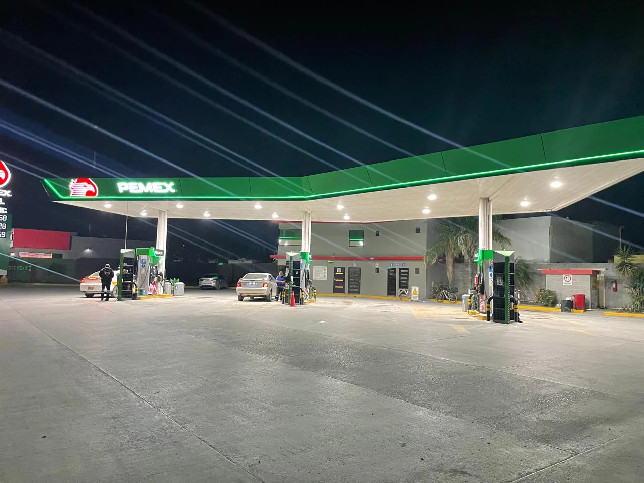 Estación PEMEX con canopy angular e iluminación nocturna