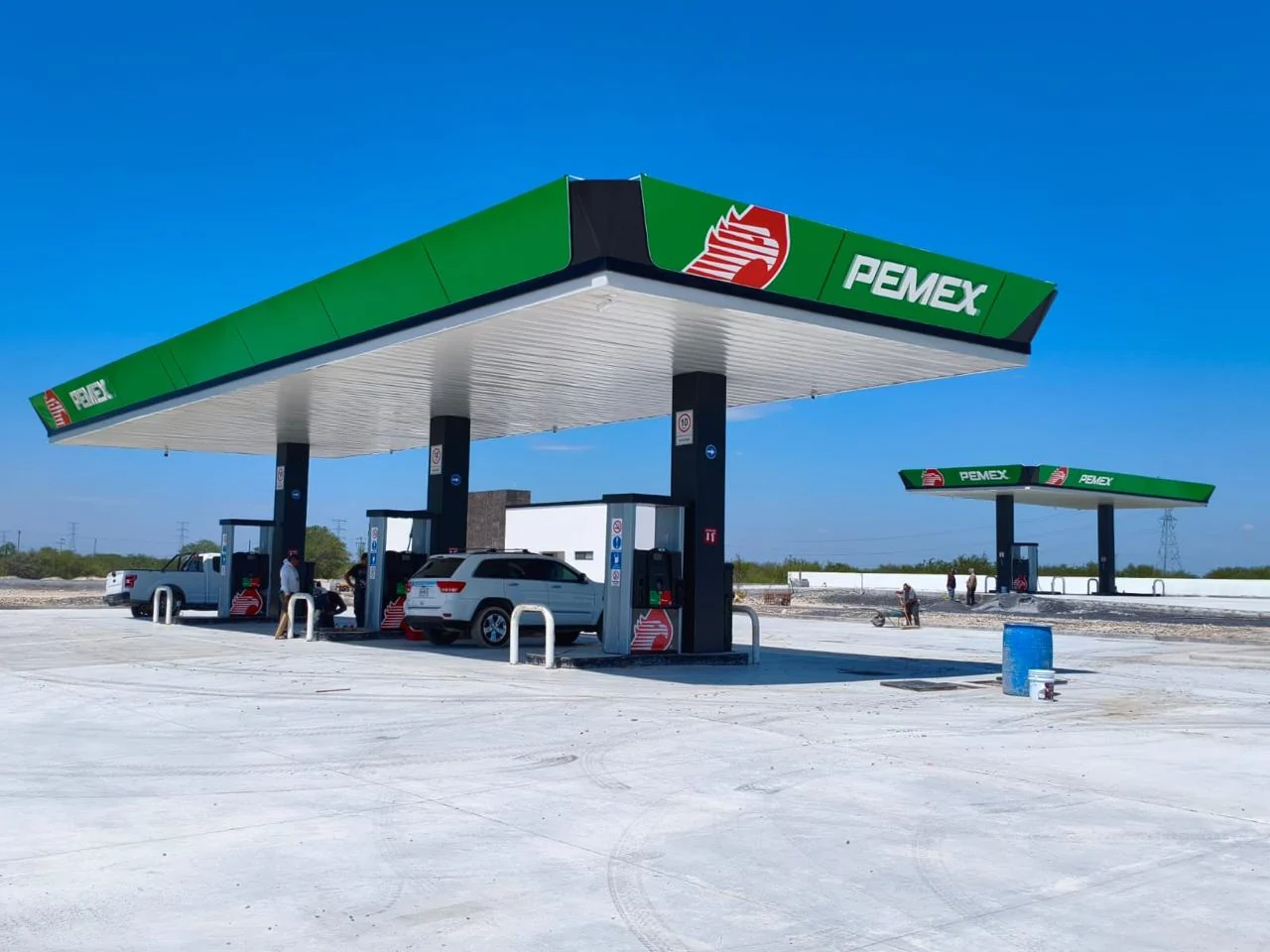 Estación PEMEX de día con dos áreas de servicio