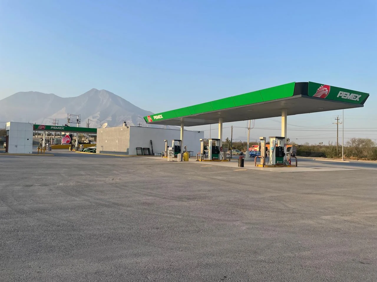 Vista panorámica diurna de estación y áreas de servicio