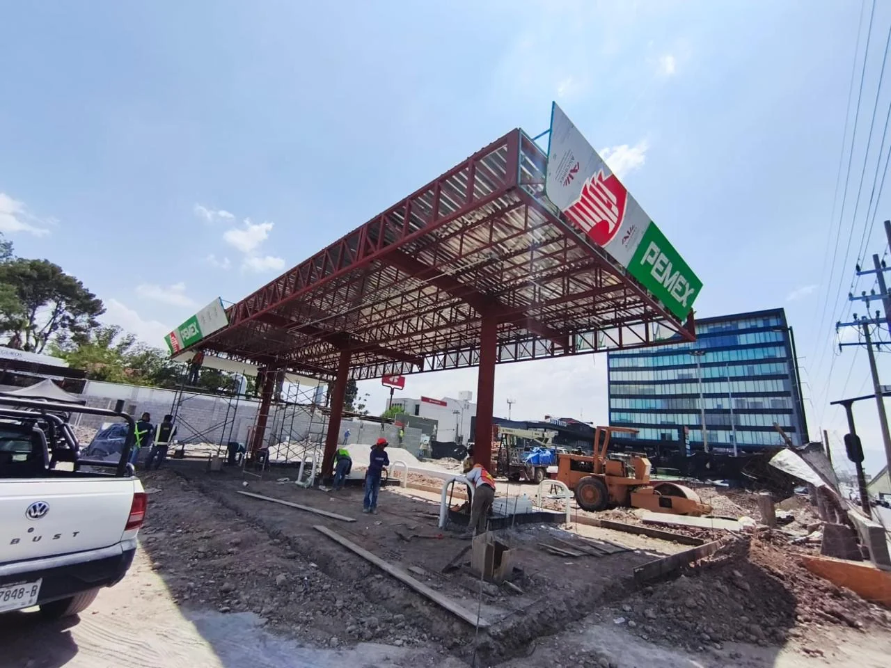 Estructura del canopy y obra de una estación en proceso