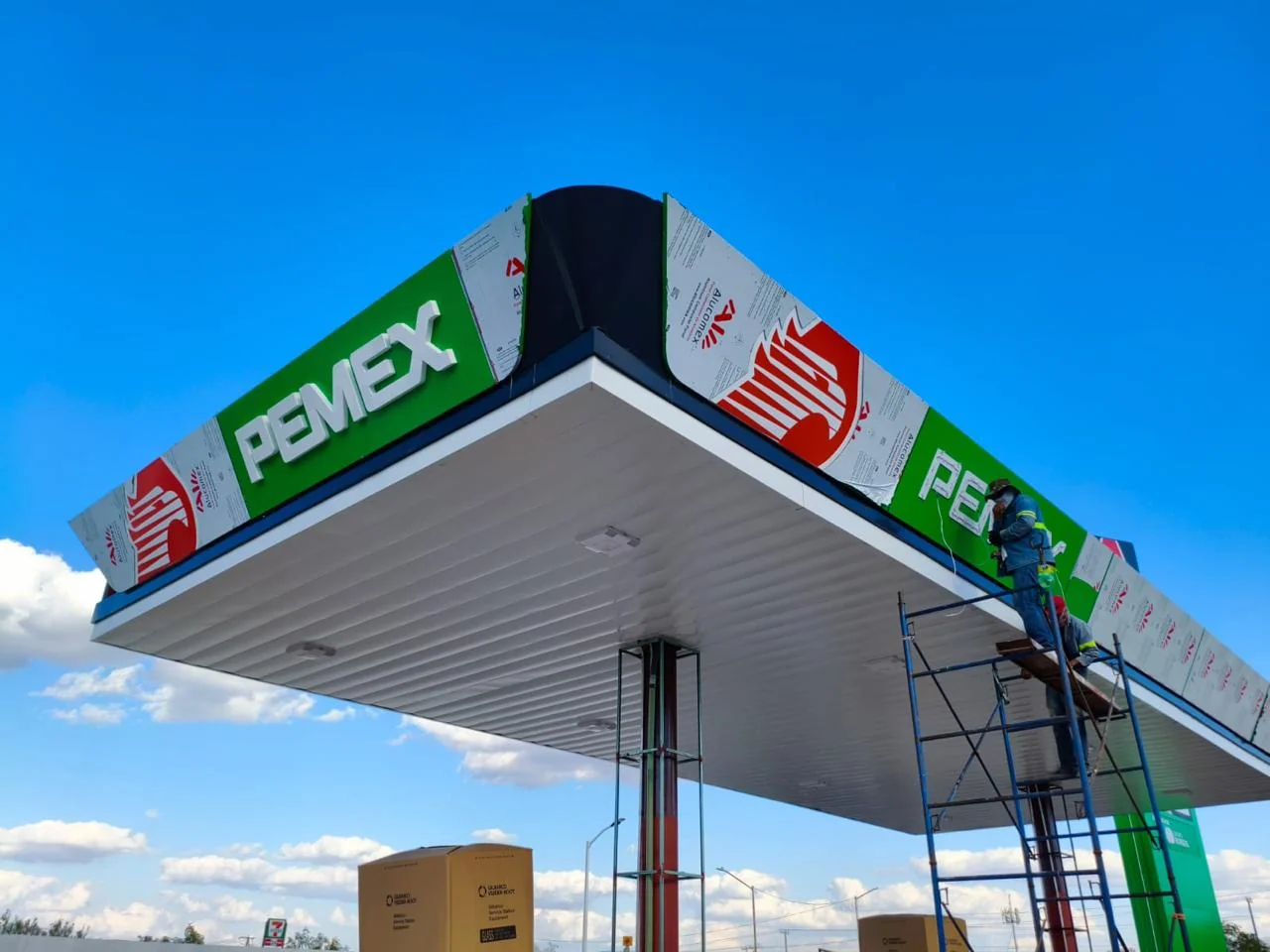 Avance de instalación de letras y recubrimiento del canopy
