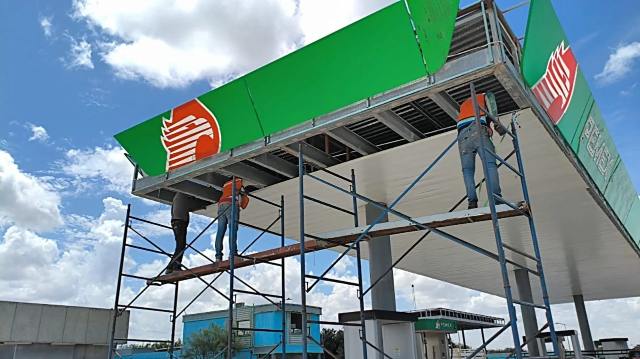Instalación de letras en un canopy con andamios