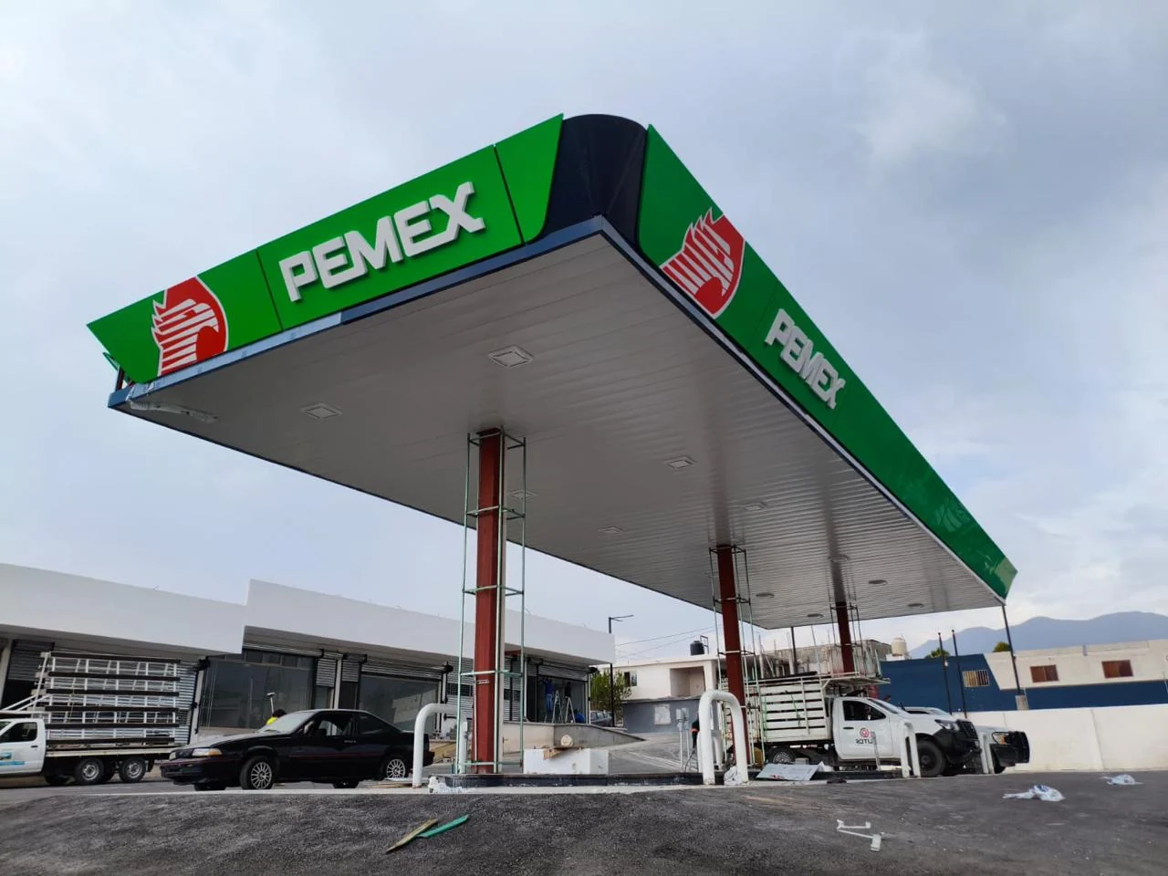 Montaje de canopy y columnas en una estación de servicio
