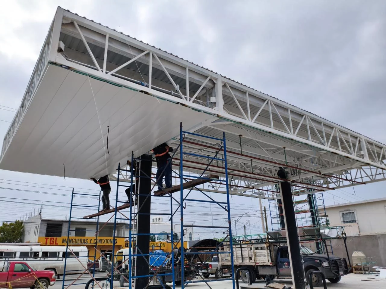Instalación de plafón bajo el canopy de una estación