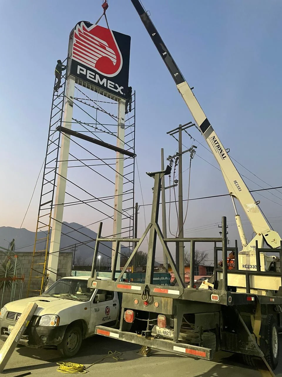 Montaje de un tótem PEMEX con grúa